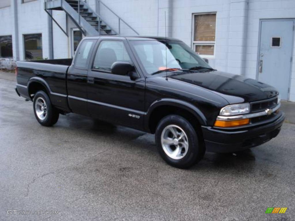 2001 S10 LS Extended Cab - Onyx Black / Graphite photo #1