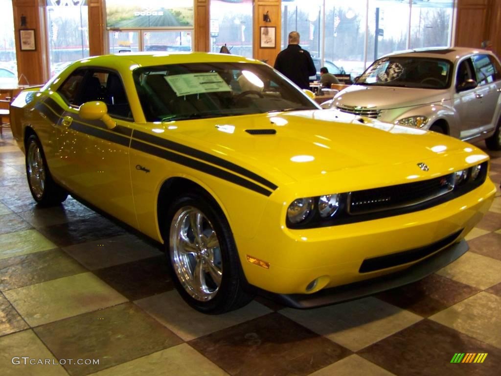 2010 Challenger R/T Classic - Detonator Yellow / Dark Slate Gray photo #4