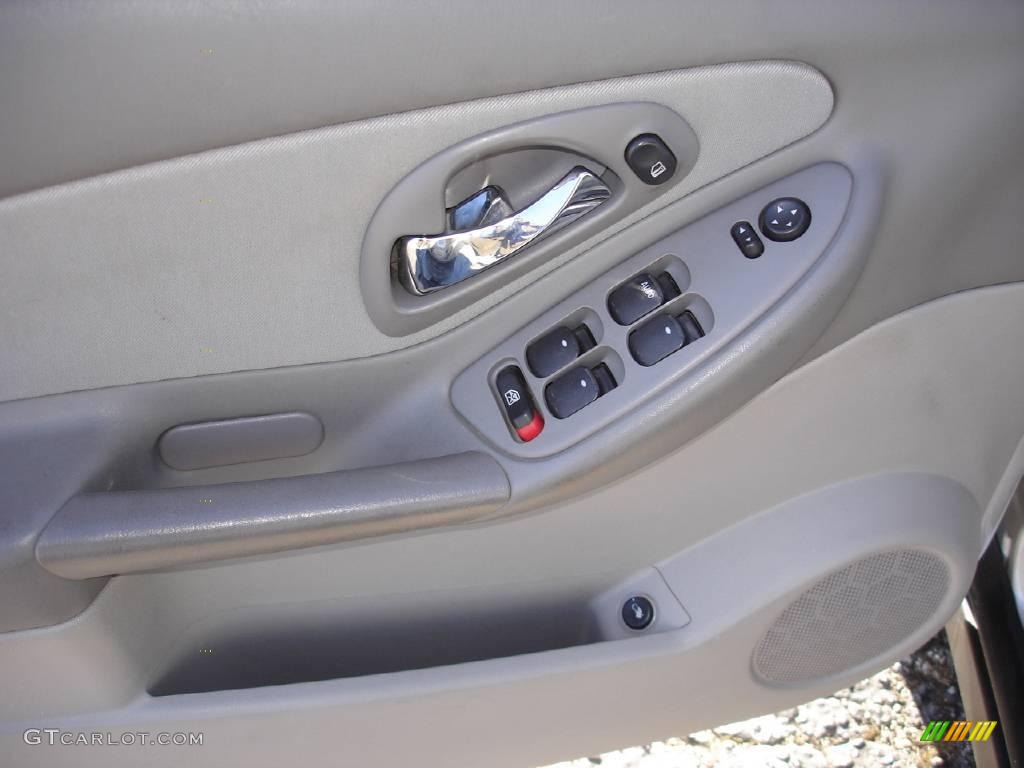 2004 Malibu Sedan - Galaxy Silver Metallic / Gray photo #9