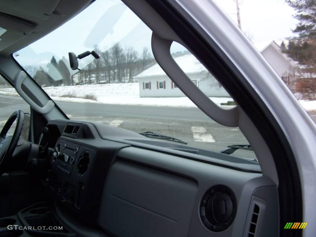 2009 E Series Van E350 Super Duty XLT Passenger - Oxford White / Medium Flint photo #17