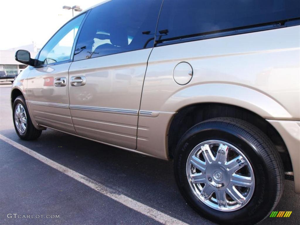 2007 Town & Country Limited - Linen Gold Metallic / Dark Khaki/Light Graystone photo #4