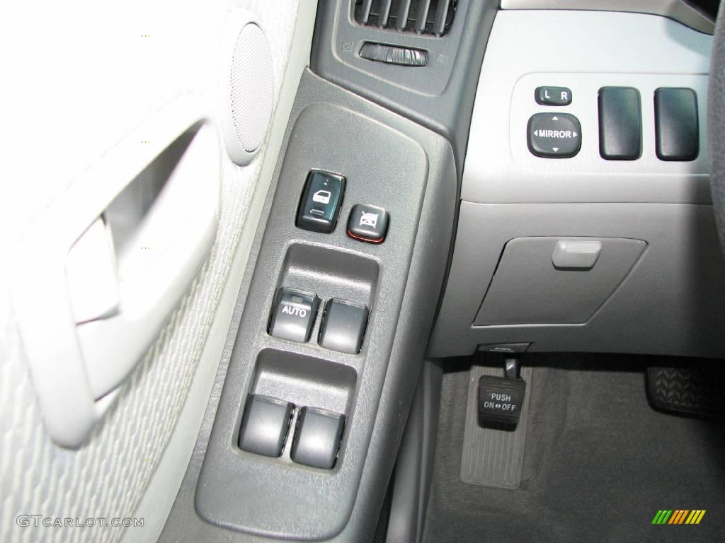 2004 Highlander I4 - Super White / Ivory photo #17