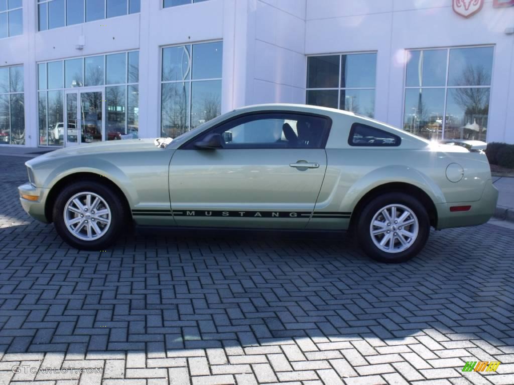 2005 Mustang V6 Deluxe Coupe - Legend Lime Metallic / Dark Charcoal photo #2