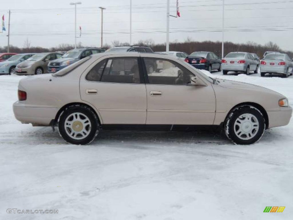 1995 Camry XLE V6 Sedan - Cashmere Beige Metallic / Beige photo #6