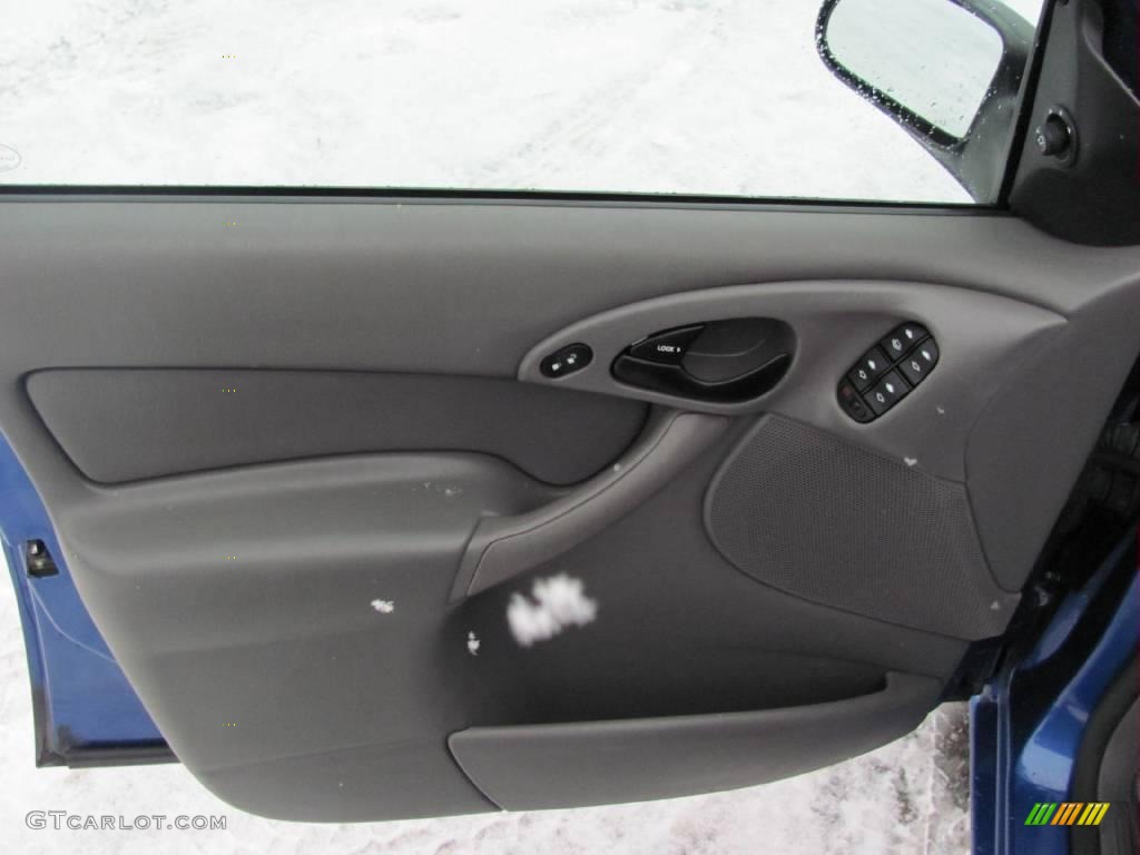 2004 Focus SE Sedan - French Blue Metallic / Medium Graphite photo #6