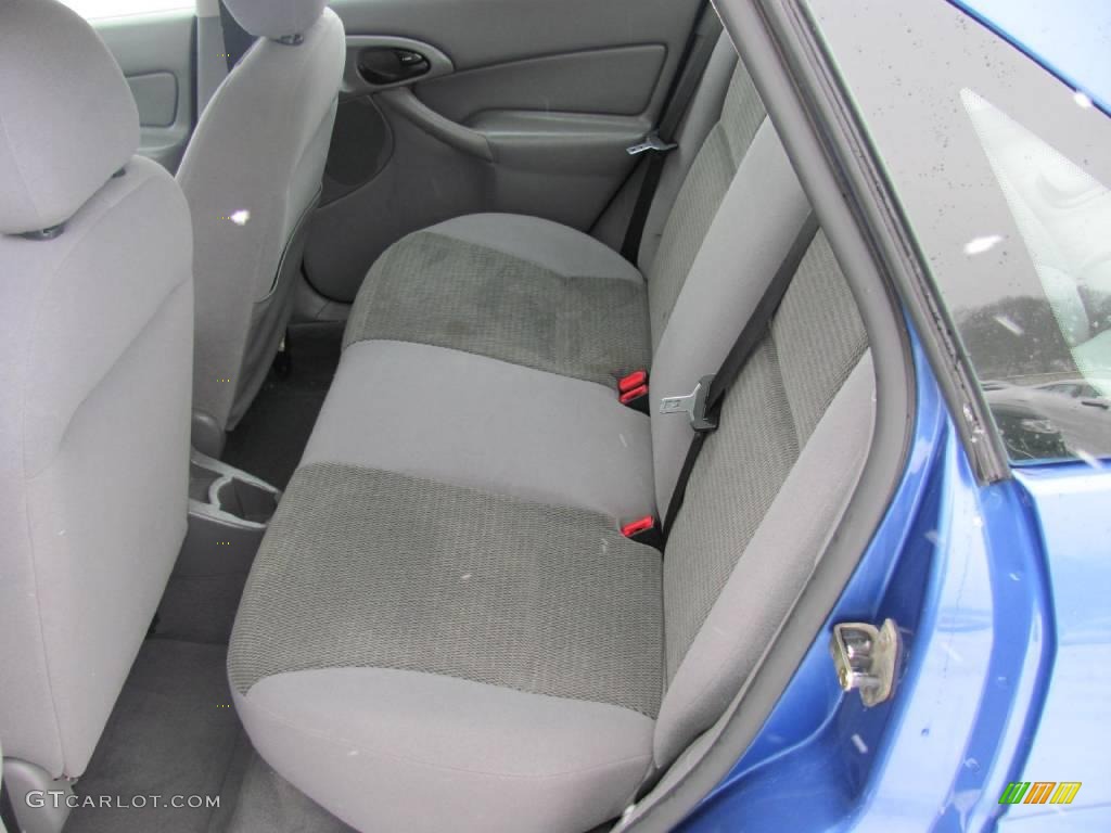 2004 Focus SE Sedan - French Blue Metallic / Medium Graphite photo #13