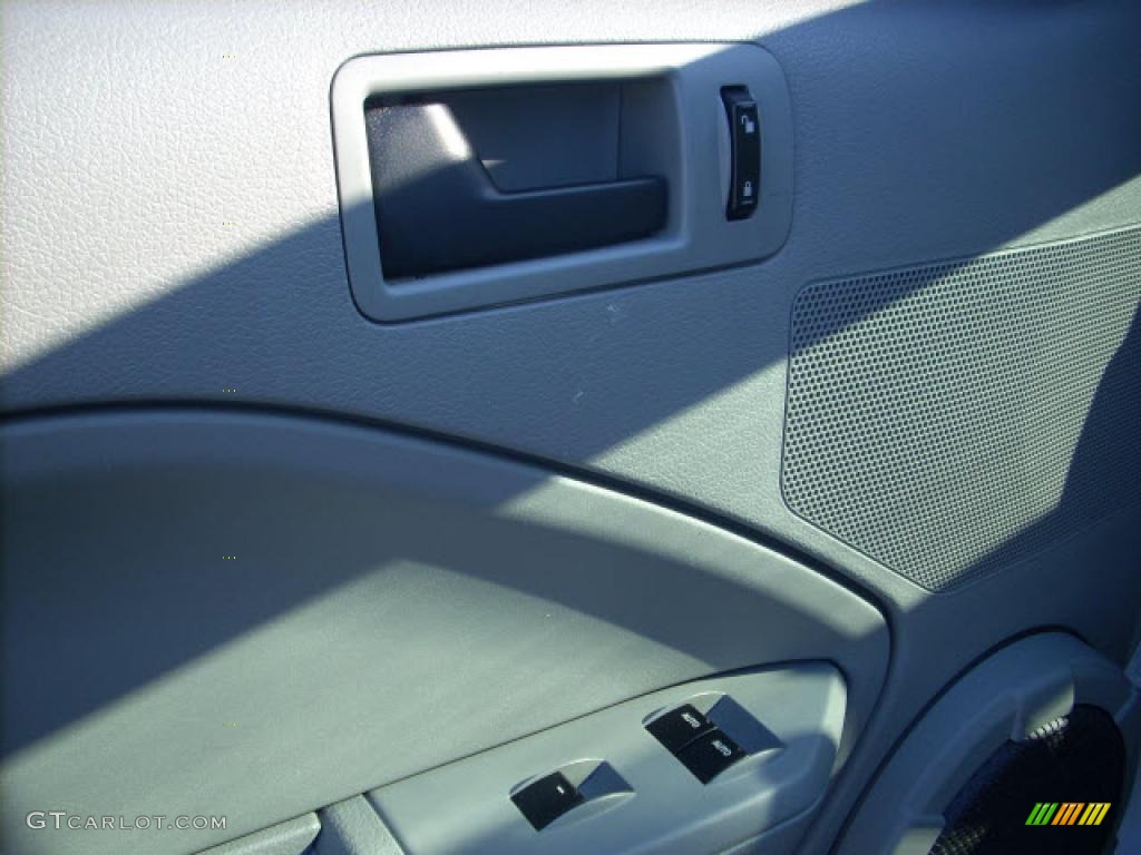 2007 Mustang V6 Deluxe Convertible - Satin Silver Metallic / Light Graphite photo #16