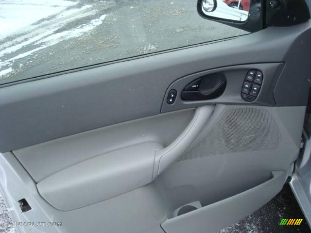 2005 Focus ZX4 SES Sedan - CD Silver Metallic / Dark Flint/Light Flint photo #21