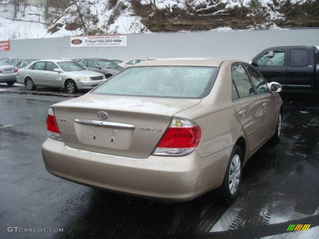 2005 Camry LE - Desert Sand Mica / Taupe photo #4