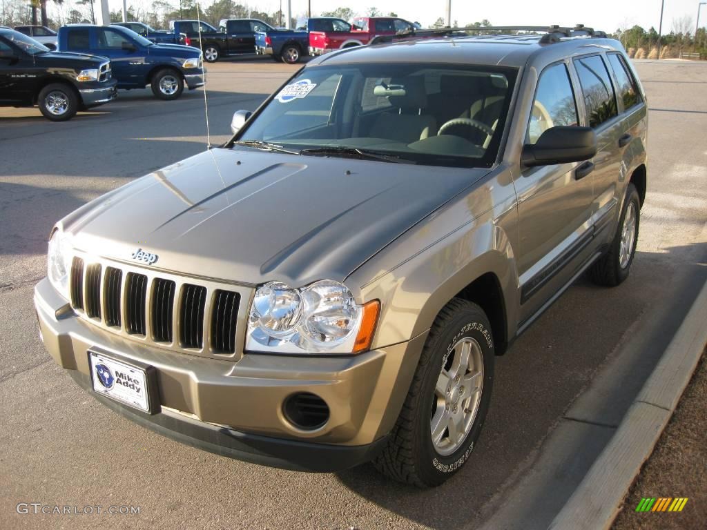 Light Khaki Metallic Jeep Grand Cherokee