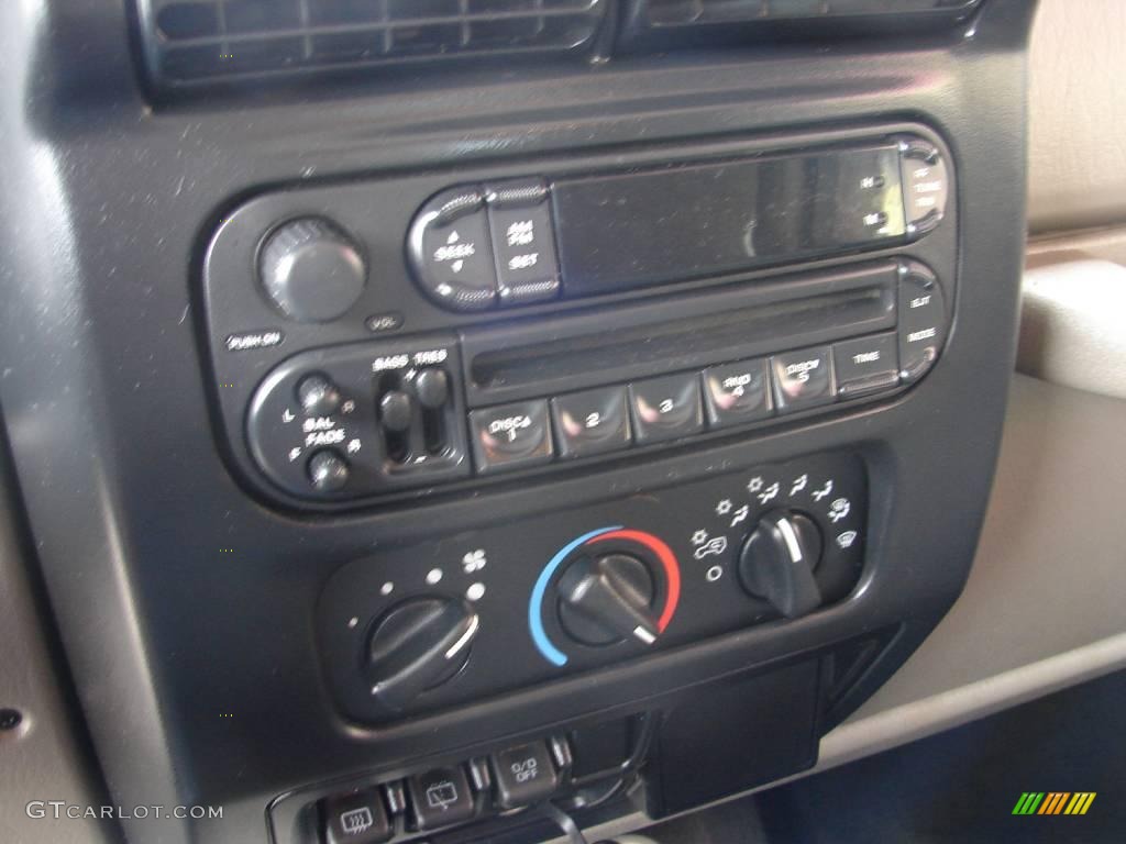2004 Wrangler Sahara 4x4 - Light Khaki Metallic / Khaki photo #37