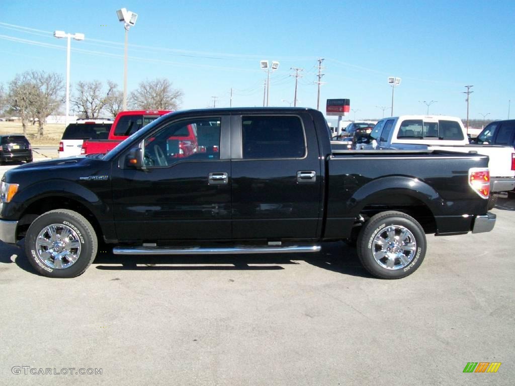 2010 F150 XLT SuperCrew - Tuxedo Black / Medium Stone photo #2