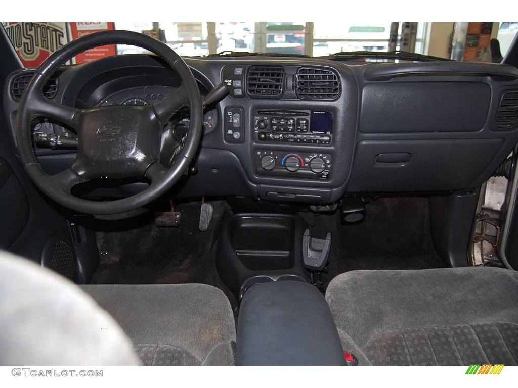 2002 Blazer LS 4x4 - Light Pewter Metallic / Graphite photo #12