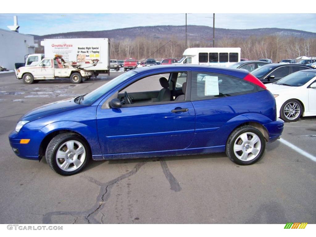 2005 Focus ZX3 SE Coupe - Sonic Blue Metallic / Charcoal/Charcoal photo #4