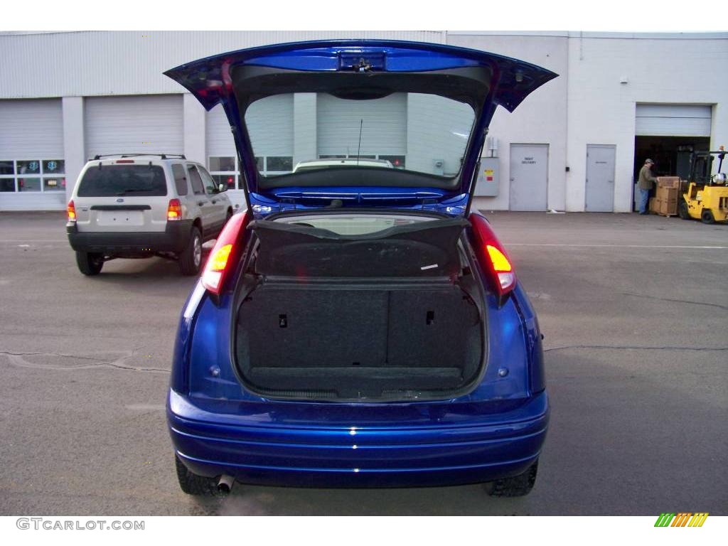 2005 Focus ZX3 SE Coupe - Sonic Blue Metallic / Charcoal/Charcoal photo #16