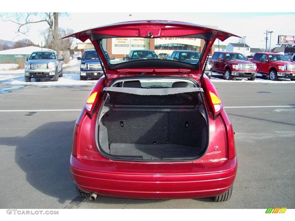 2003 Focus ZX5 Hatchback - Sangria Red Metallic / Medium Graphite photo #21