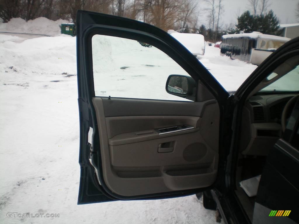 2005 Grand Cherokee Laredo 4x4 - Deep Beryl Green Pearl / Khaki photo #13
