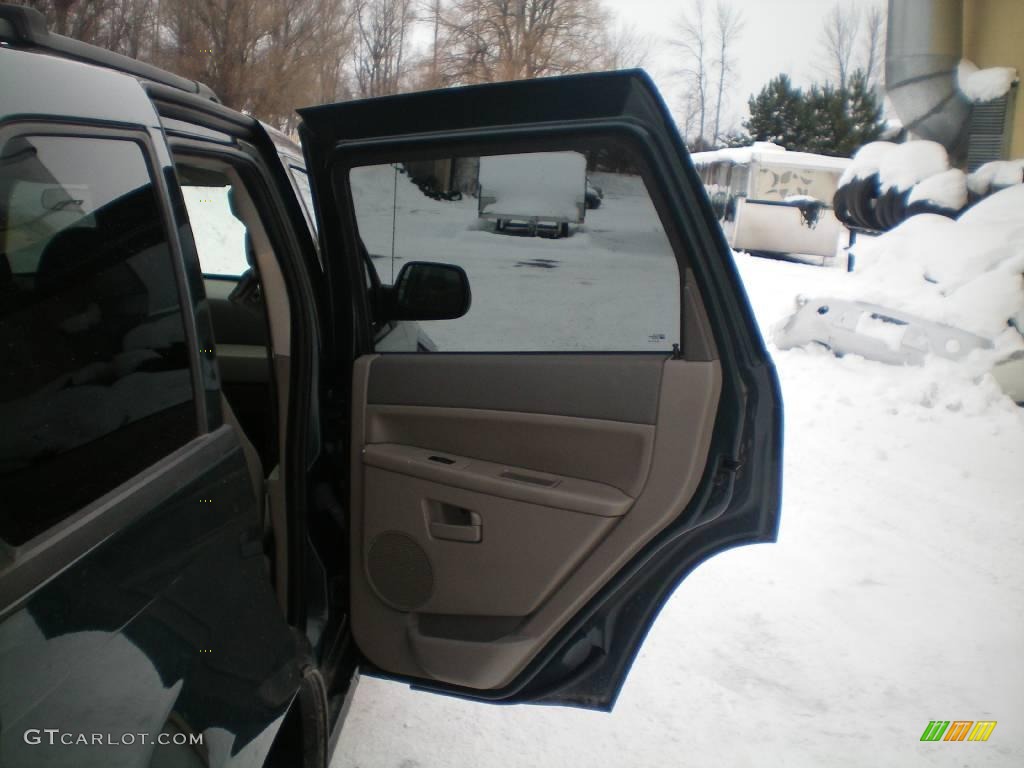 2005 Grand Cherokee Laredo 4x4 - Deep Beryl Green Pearl / Khaki photo #17