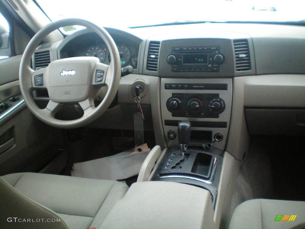 2005 Grand Cherokee Laredo 4x4 - Deep Beryl Green Pearl / Khaki photo #21