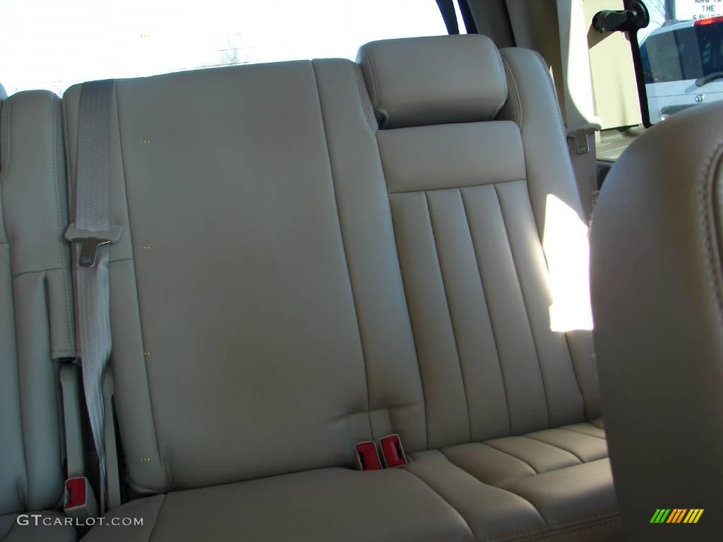 2004 Navigator Luxury 4x4 - Cashmere Tri-Coat / Light Parchment photo #45