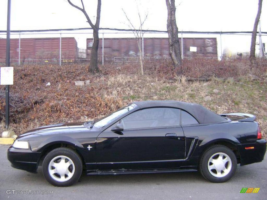 2000 Mustang V6 Convertible - Black / Medium Graphite photo #2