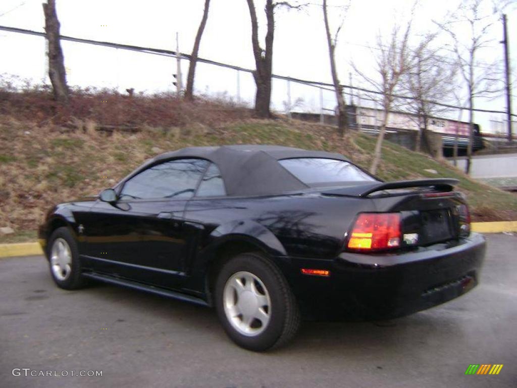 2000 Mustang V6 Convertible - Black / Medium Graphite photo #5