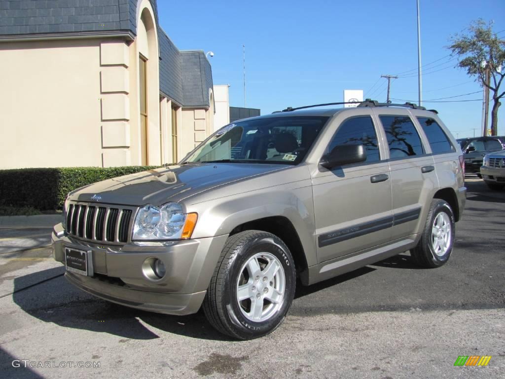 2006 Grand Cherokee Laredo - Light Khaki Metallic / Khaki photo #3