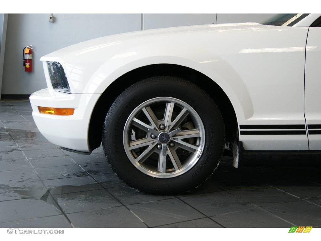 2005 Mustang V6 Premium Coupe - Performance White / Dark Charcoal photo #11