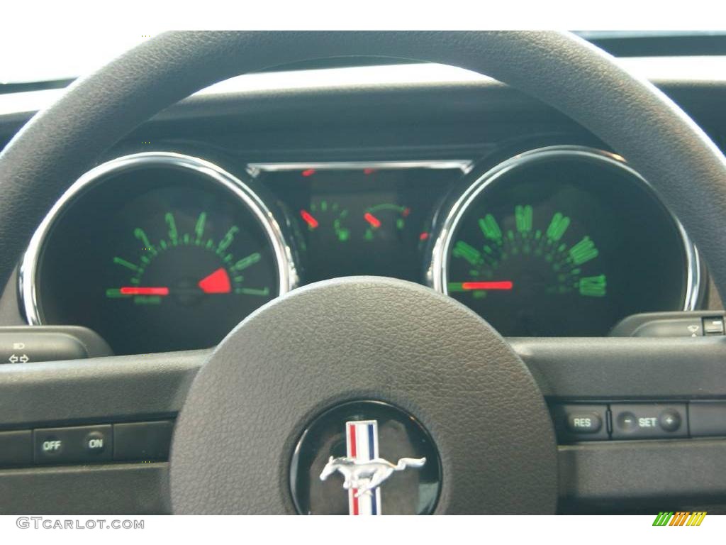 2005 Mustang V6 Premium Coupe - Performance White / Dark Charcoal photo #41