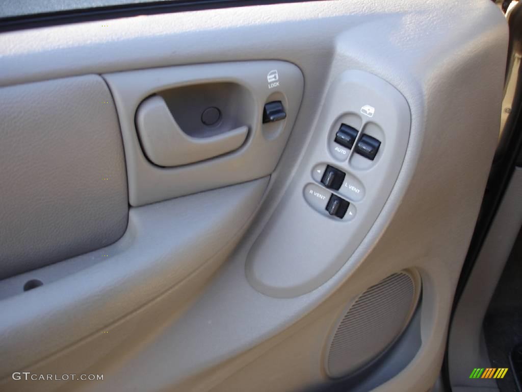 2002 Grand Caravan eX - Light Almond Pearl / Taupe photo #9