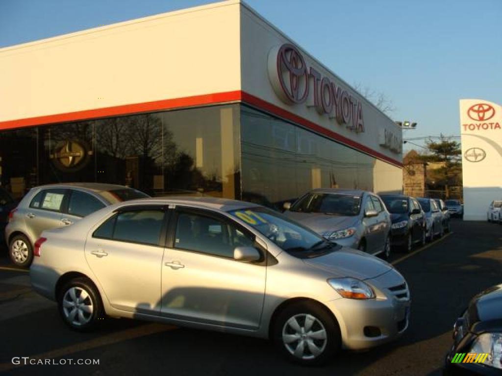 2007 Yaris Sedan - Silver Streak Mica / Dark Charcoal photo #1