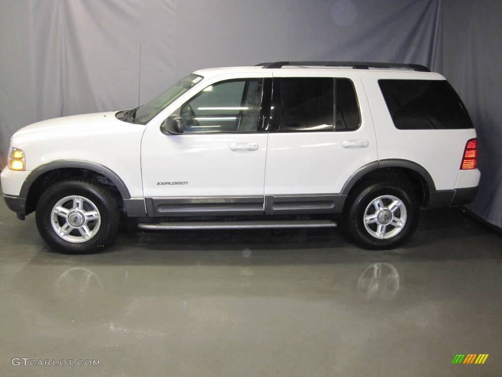 2004 Explorer XLT 4x4 - Oxford White / Medium Parchment photo #2
