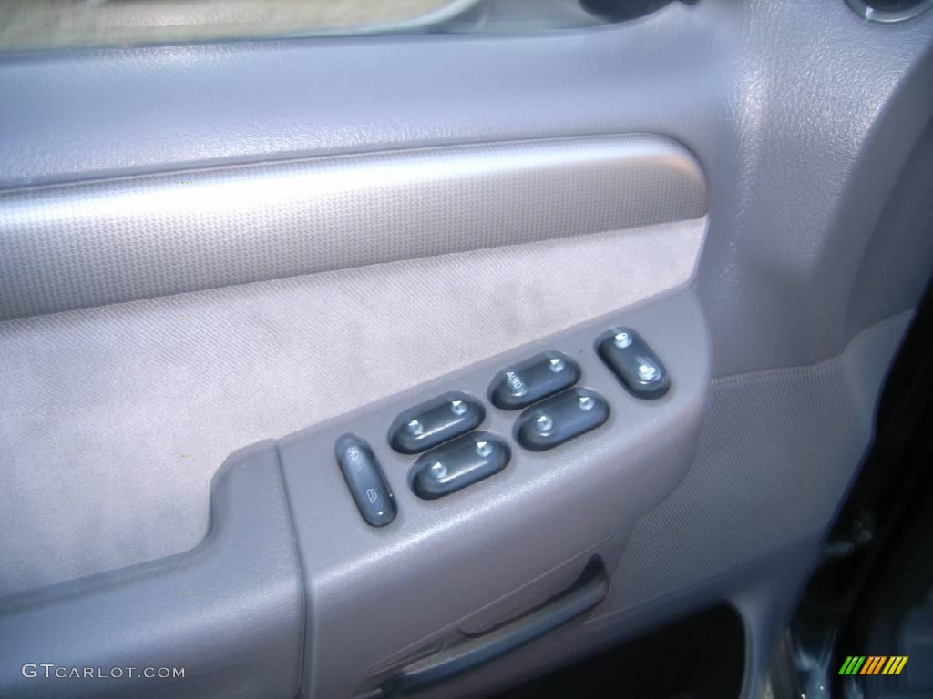 2004 Explorer XLT 4x4 - Black / Graphite photo #15