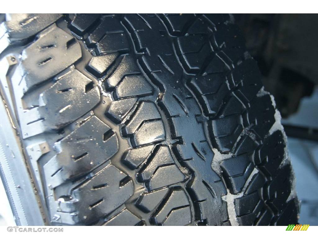 2004 Suburban 1500 Z71 4x4 - Summit White / Tan/Neutral photo #13