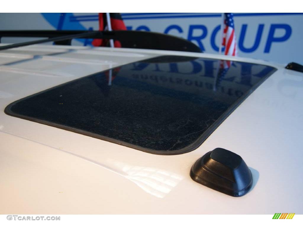 2004 Suburban 1500 Z71 4x4 - Summit White / Tan/Neutral photo #24