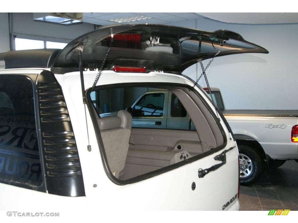 2004 Suburban 1500 Z71 4x4 - Summit White / Tan/Neutral photo #40