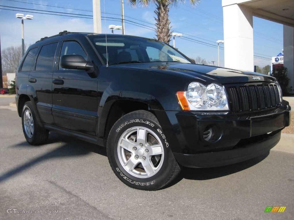 2006 Grand Cherokee Laredo 4x4 - Black / Khaki photo #1