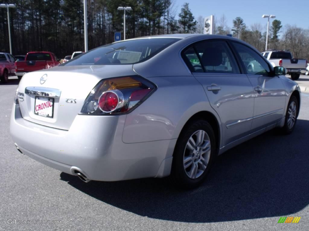 2010 Altima 2.5 S - Radiant Silver / Charcoal photo #5