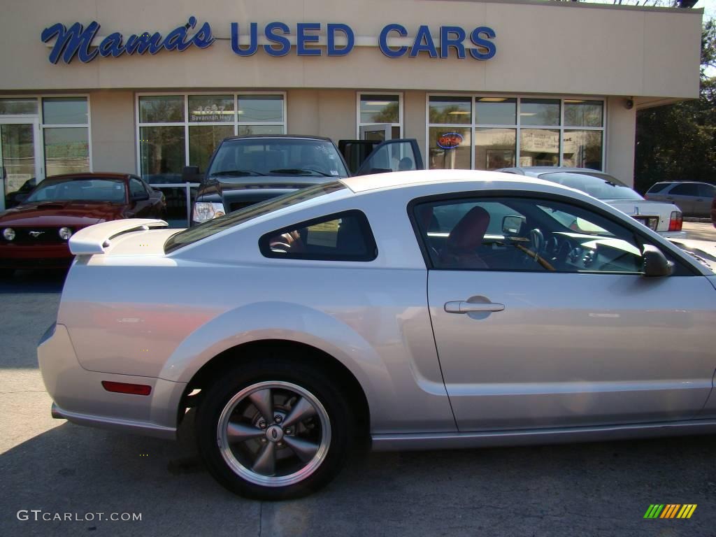 2005 Mustang GT Premium Coupe - Satin Silver Metallic / Red Leather photo #26