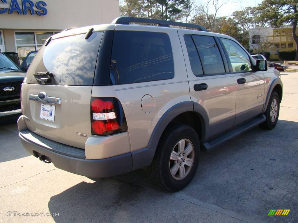 2006 Explorer XLT - Pueblo Gold Metallic / Camel photo #8