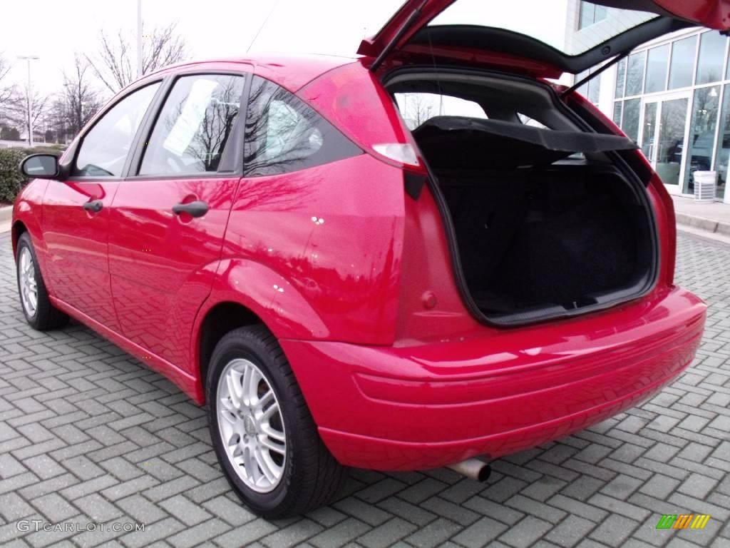 2005 Focus ZX5 SE Hatchback - Infra-Red / Charcoal/Charcoal photo #15