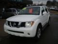 Avalanche White - Pathfinder LE 4x4 Photo No. 16