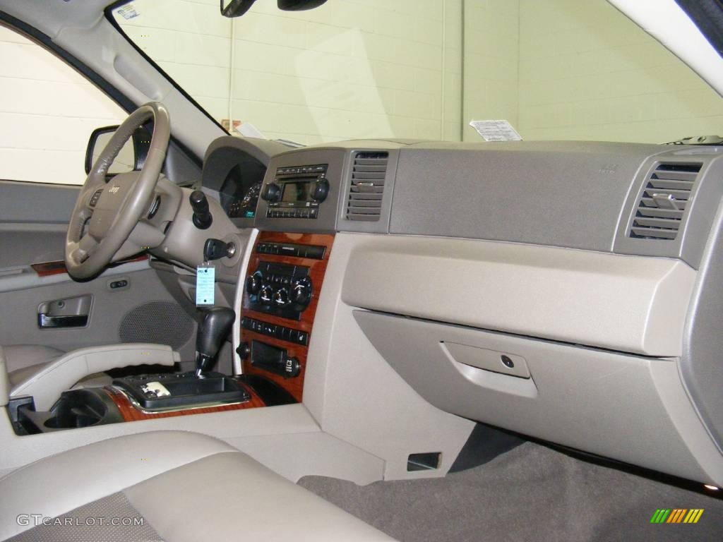 2005 Grand Cherokee Limited 4x4 - Deep Beryl Green Pearl / Dark Khaki/Light Graystone photo #42