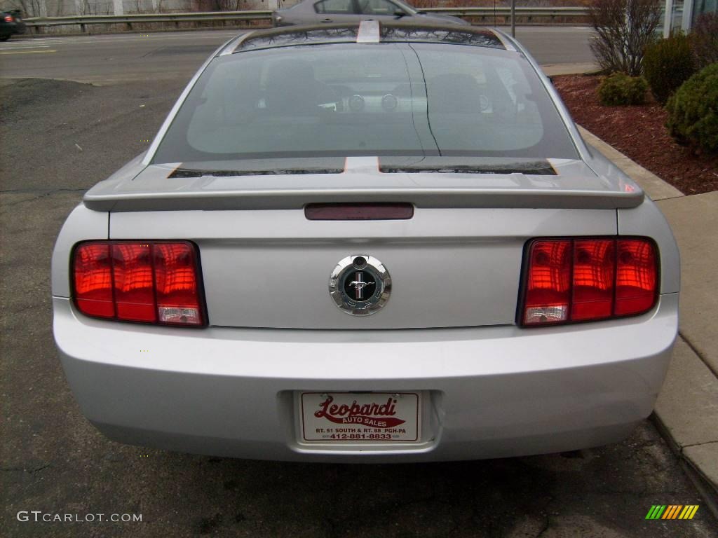 2007 Mustang V6 Premium Coupe - Satin Silver Metallic / Dark Charcoal photo #4