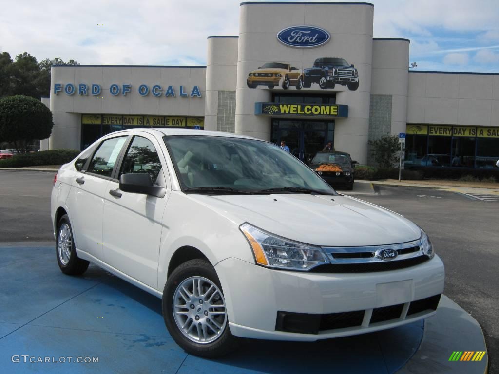 2010 Focus SE Sedan - White Suede / Medium Stone photo #1