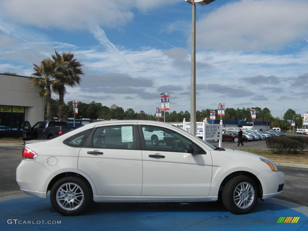 2010 Focus SE Sedan - White Suede / Medium Stone photo #2