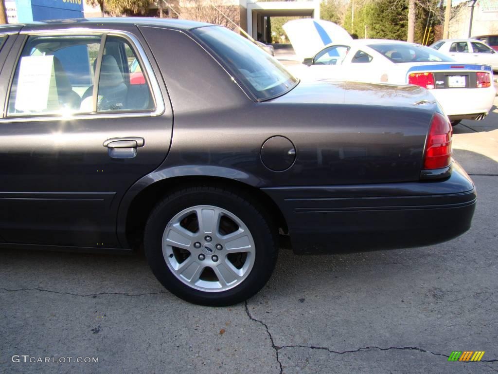 2005 Crown Victoria LX - Midnight Grey Metallic / Light Flint photo #35