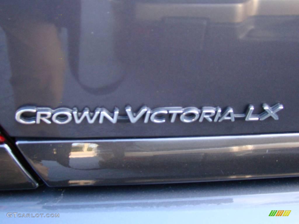 2005 Crown Victoria LX - Midnight Grey Metallic / Light Flint photo #37