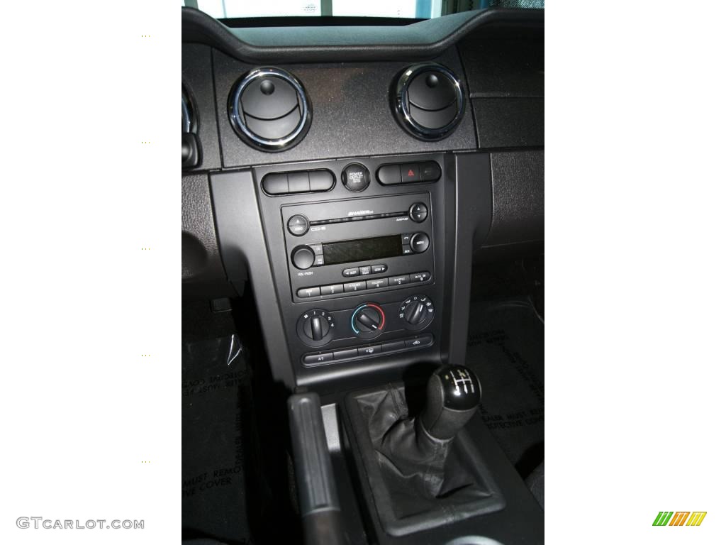 2007 Mustang V6 Deluxe Coupe - Performance White / Dark Charcoal photo #49