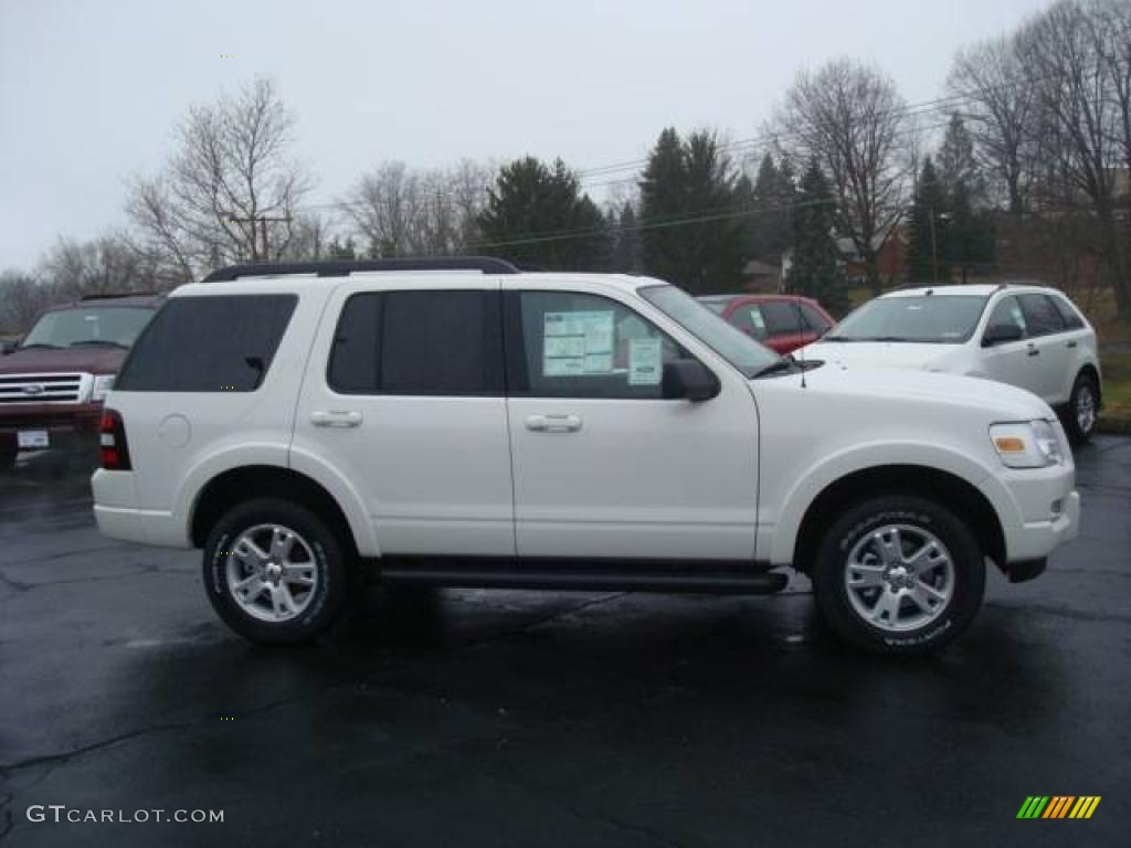 2010 Explorer XLT 4x4 - White Suede / Black photo #2